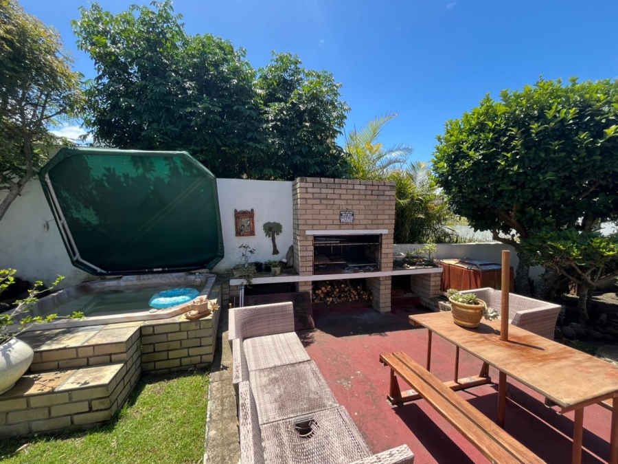 3 Bedroom Property for Sale in Cove Rock Eastern Cape